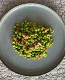 Pèsols amb pernil salat i ceba