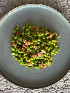 Una foto de Pèsols amb pernil salat i ceba