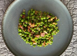 Una foto de Pèsols amb pernil salat i ceba