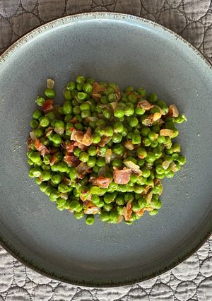 Una foto de Pèsols amb pernil salat i ceba