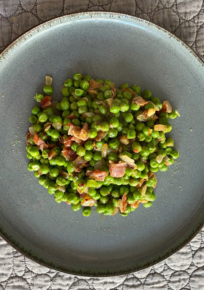 Una foto de Pèsols amb pernil salat i ceba