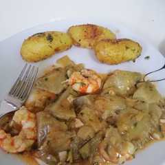 Una foto de Alcachofas con gambas en salsa