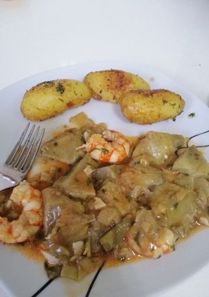 Una foto de Alcachofas con gambas en salsa