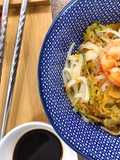 Noodles di riso con zucchine, carote, carne macinata e gamberi