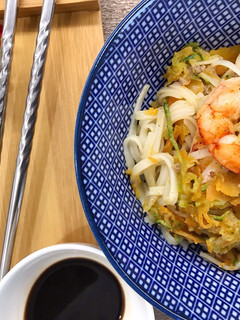 Foto di Noodles di riso con zucchine, carote, carne macinata e gamberi