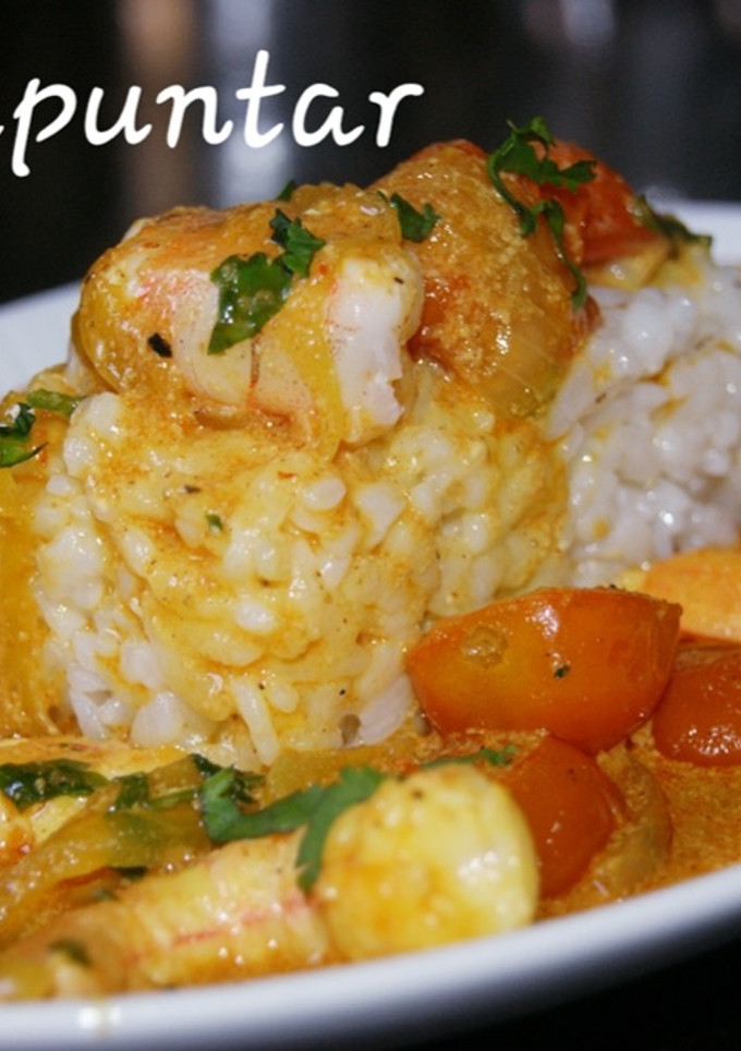 Una foto de Langostinos Thai al curry con arroz 🦐🦐