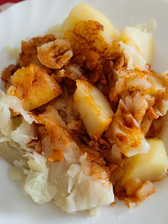 Una foto de Repollo con patatas al ajo y pimentón