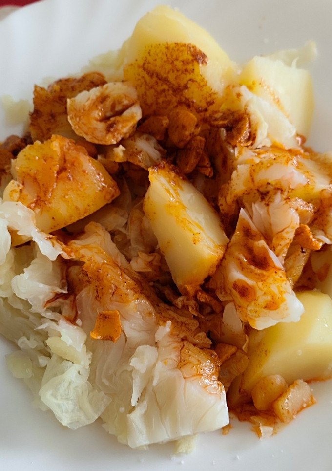 Una foto de Repollo con patatas al ajo y pimentón
