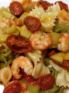 Una foto de Pasta con salteado de gambas y calabacín