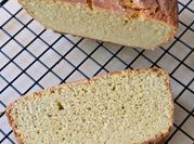 Una foto de pan de garbanzos al horno