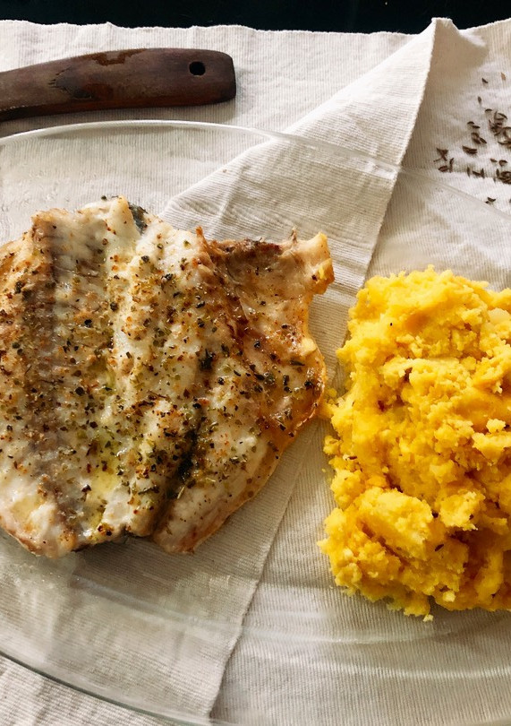 Una foto de Dorada en air fryer con patatas revueltas al vino