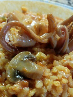 Una foto de Arroz con verduras y patas de calamar