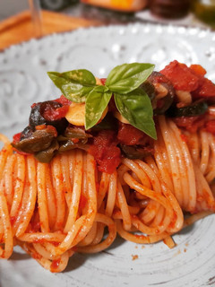 Una foto de Espaguettis a la putanesca picante