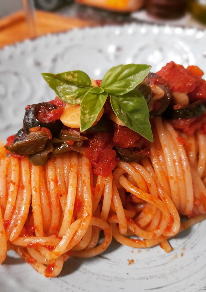Una foto de Espaguettis a la putanesca picante