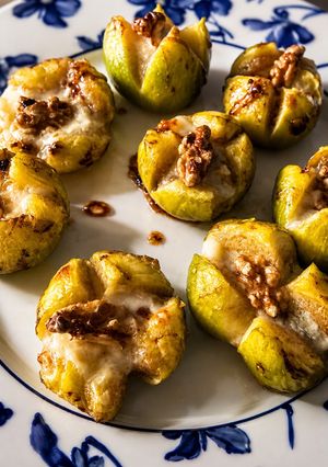Una foto de Higos asados con queso, nueces y miel
