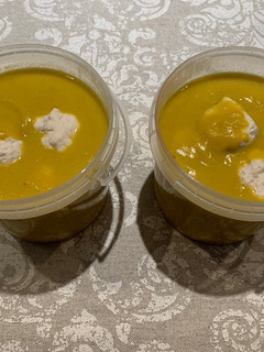 Una foto de Albóndigas de pollo con salsa de verduras variadas y curry. Mambo Cecotec