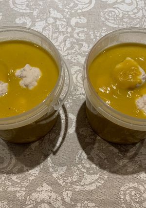 Una foto de Albóndigas de pollo con salsa de verduras variadas y curry. Mambo Cecotec