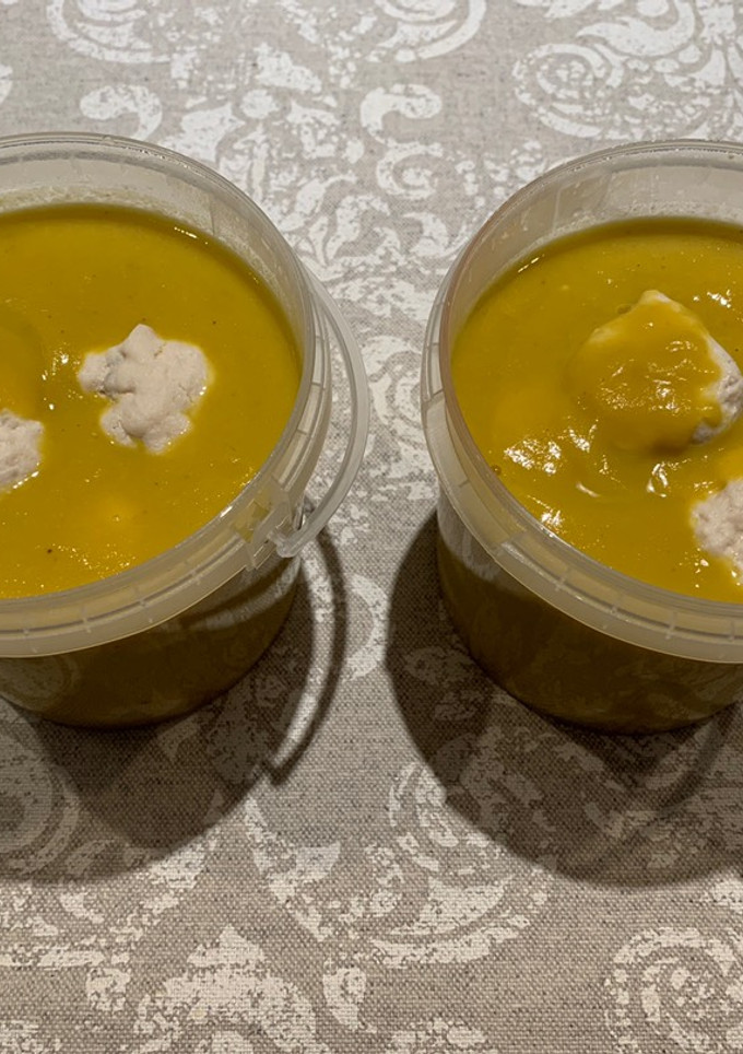 Una foto de Albóndigas de pollo con salsa de verduras variadas y curry. Mambo Cecotec