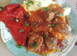 O poză a rețetei Ceafă de porc în sos bbq cu piure și ardei copți.