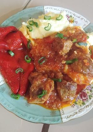O poză a rețetei Ceafă de porc în sos bbq cu piure și ardei copți.