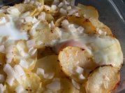 Una foto de papas al horno con huevo