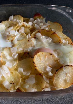 Una foto de 🍳 Patatas con huevos al horno