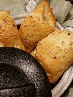 Φωτογραφία της συνταγής Εκπληκτικά τυροπιτάκια με γιαούρτι (ζύμη κουρού) !!