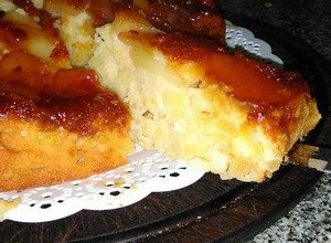 Una foto de Torta húmeda invertida de manzanas