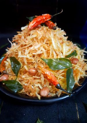 ঝুরঝুরে আলু ভাজা (Jhur jhure aloo bhaja recipe in bengali) রেসিপির প্রধান ছবি