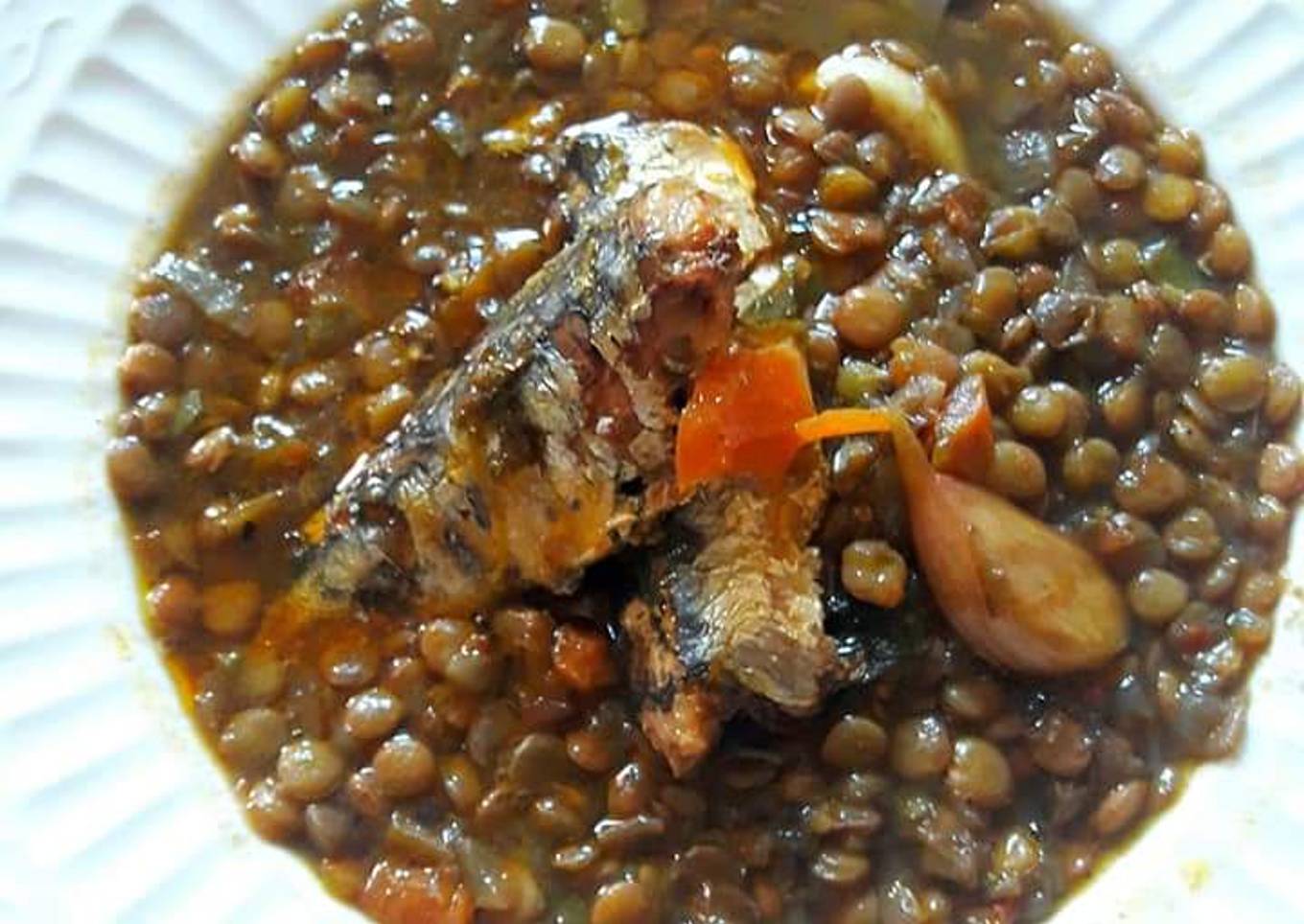 Lentejas al curry hindú con sardinas picantes como acompañamiento