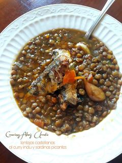 Una foto de Lentejas al curry hindú con sardinas picantes como acompañamiento