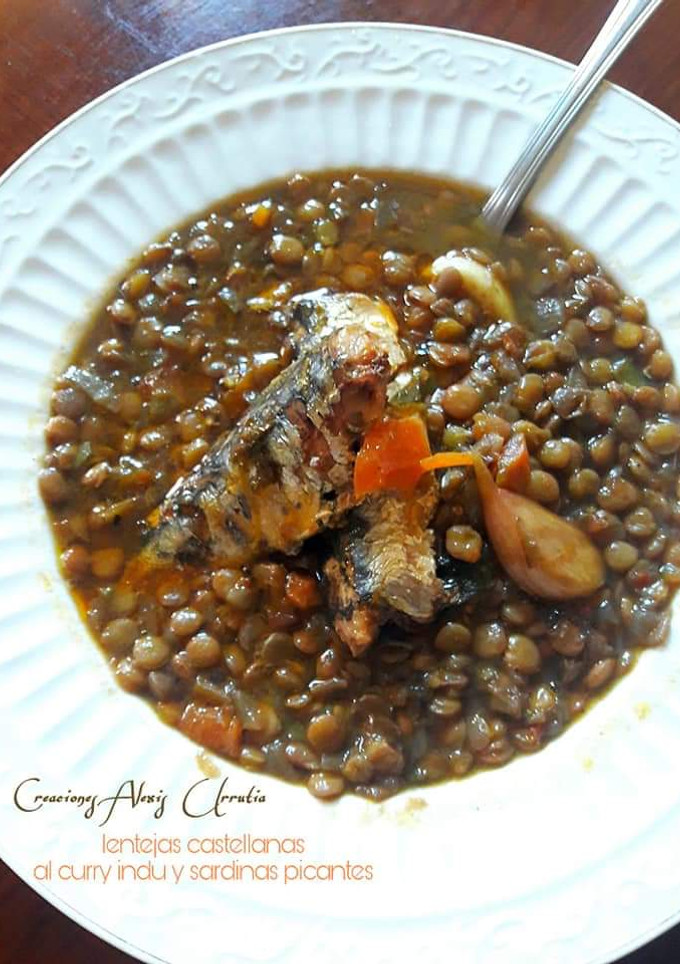 Una foto de Lentejas al curry hindú con sardinas picantes como acompañamiento