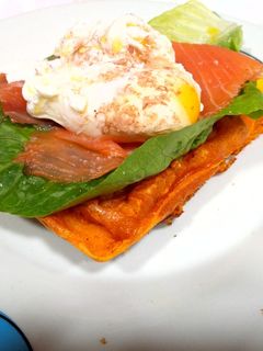Una foto de Gofre de boniato con huevo poché y salmón ahumado