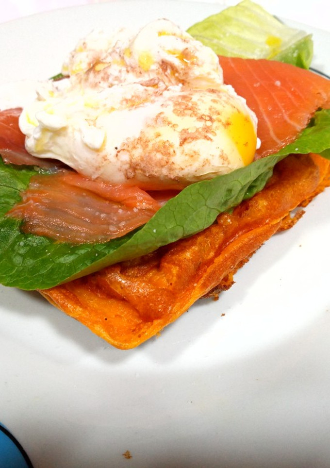 Una foto de Gofre de boniato con huevo poché y salmón ahumado