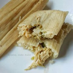 A picture of Chicken in Salsa Verde Tamales.