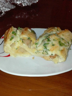 Una foto de Barra de pan rellena de pechuga de pollo queso gratinada con ajo