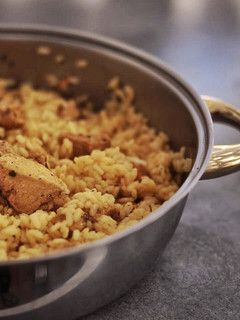 Una foto de Arroz con pinchos morunos amarillos
