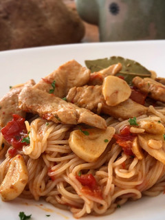 Una foto de Fideos de arroz con lomo al ajillo