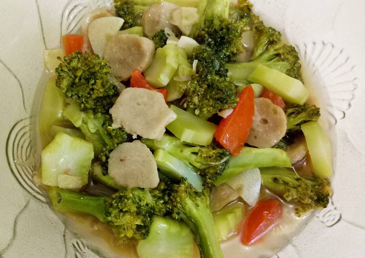 Resep Brokoli Tomat Bakso Saus Tiram, Lezat
