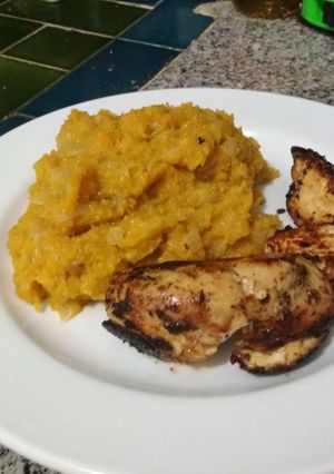 Una foto de Puré de calabaza con pollo