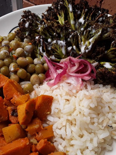 Una foto de Bowl🥗 de vegetales🎃🥦 horneados con arroz y arvejas🍚