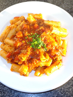 Una foto de Canutos con salsa boloñesa