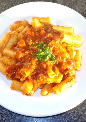Una foto de Canutos con salsa boloñesa