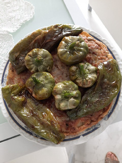 Una foto de Tortilla de patata 🥔, cebolla, y 🍆