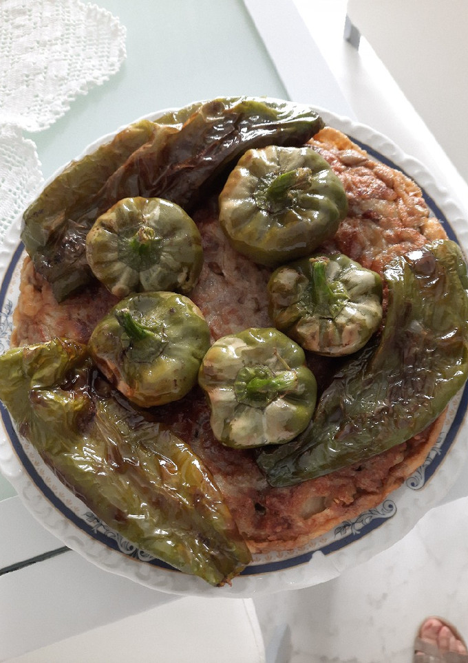 Una foto de Tortilla de patata 🥔, cebolla, y 🍆