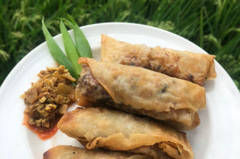 Bagaimana Menyiapkan Lumpia isi Ayam Rebung Sederhana Yang Lezat Sekali