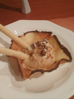 Una foto de Cestitas con helado de turrón