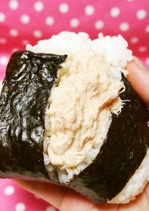 A picture of How to Make Tuna Mayo Onigiri Without Oily Leaks.