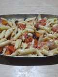 Ensalada de pastas con tomate nueces pasas y levadura nutricional