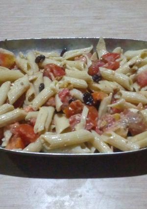 Una foto de Ensalada de pastas con tomate nueces pasas y levadura nutricional